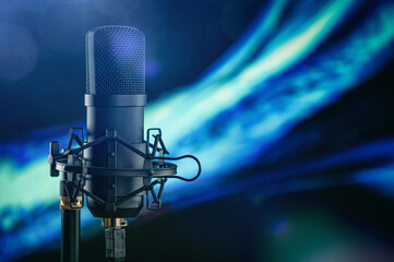 Mikrofon vor modernem Hintergrund für Streamer oder Podcast