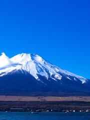 Fototapeta na wymiar 日本の美しい山富士山とふもとにたたずむ山中湖