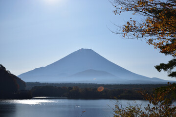 精進湖と富士山