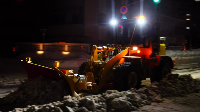 夜間の除雪作業  北海道札幌市