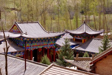 中国・甘粛省　馬蹄寺石窟群の千仏洞と寺院