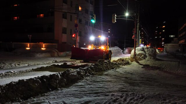 夜間の除雪作業  北海道札幌市