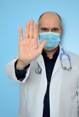 Stop,  Arzt mit Maske und Stethoskop