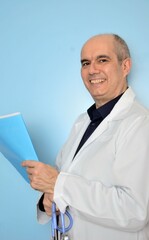 Arzt mit Krankengeschichte lächelt