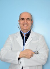 Arzt mit Stethoskop lächelt
