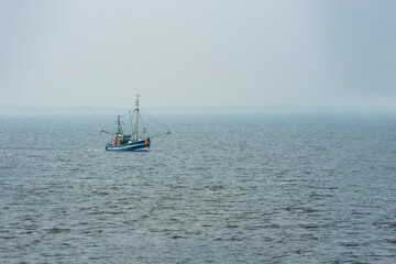 Naklejka premium Krabbenkutter in Nordsee bei schlechtem Wetter