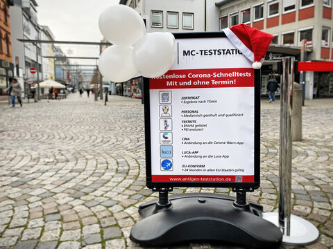 Corona Schnelltest, MC-Teststation zur Weihnachtszeit in Esslingen am Neckar, 23.12.2021