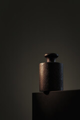 Altes Gewicht steht auf einer Kante