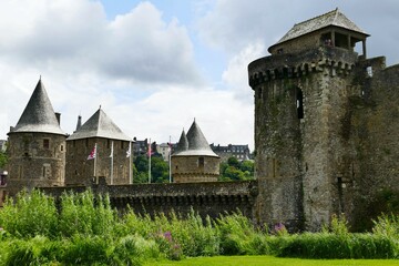 Fototapeta na wymiar Les remparts et les tours du château de Fougères