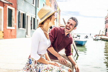 Couple of tourists on vacation in Venice, Italy - Two lovers having fun on city street - Tourism...