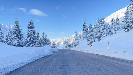 Fototapeta na wymiar transportation, traffic and magnificent views on mountainous roads in winter
