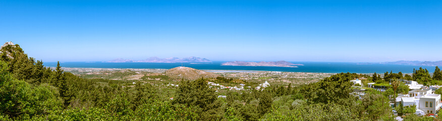 Fototapeta na wymiar Panorama der Aussicht von Zia auf der griechischen Insel Kos über die Küste zum türkischen Festland