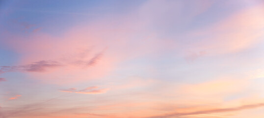 hellblauer und rosa pastellfarbener Panoramahimmel mit Wolken
