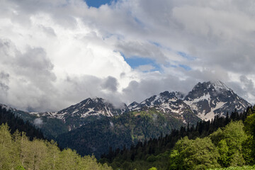 Obraz premium alpine mountains and clouds landscape background