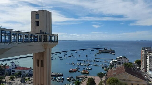 Vista do Elevador Lacerda e da Ba&iacute;a de Todos os Santos em Salvador, Bahia, Brasil.