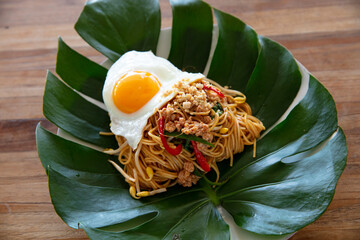 モンステラに葉に乗ったエスニックな焼きそば