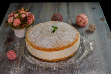 Frische Käse-sahne-torte mit Deko