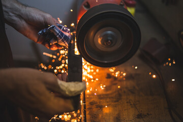 Artesano fabricando cuchillos