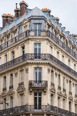 Fototapeta na wymiar Paris, beautiful building avenue de l’Opera, in a luxury area in the center