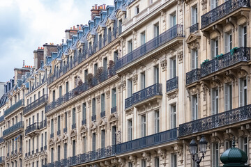 Fototapeta na wymiar Paris, beautiful building avenue de l’Opera, in a luxury area in the center