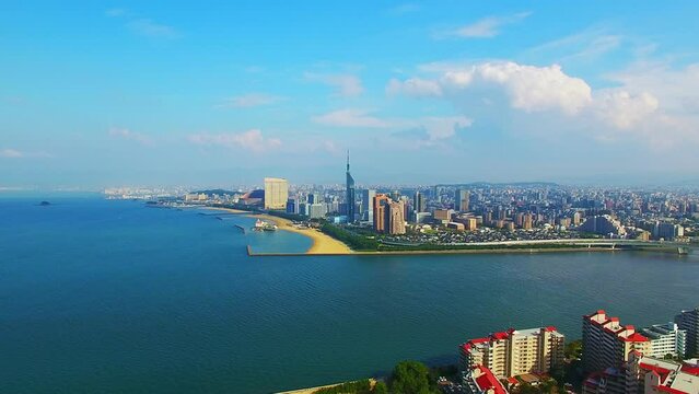 沿岸地域から海を望む空撮映像、ドローン映像、福岡の海岸のパンショット
