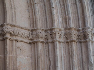 capiteles de la portalada de la iglesia gótica de san francisco con representación vegetal, montblanch, tarragona, españa, europa