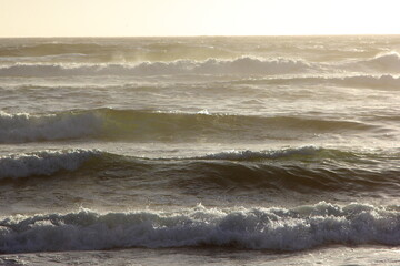 olas de mar en el inicio de la puesta de sol, fuerza del mar