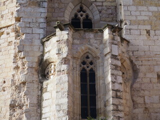 ventana gótica con doble arco ojival  y columnas románicas  a ambos lados, iglesia de san francisco de montblanch, tarragona, españa, europa