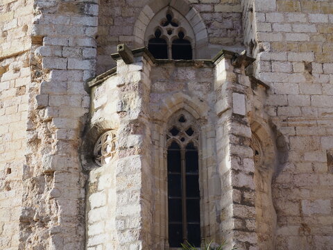 ventana gótica con doble arco ojival  y columnas románicas  a ambos lados, iglesia de san francisco de montblanch, tarragona, españa, europa