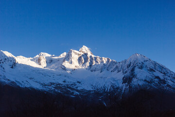 Fototapeta na wymiar Snow-capped mountain peaks illuminated by dawn in manaslu Himalayas