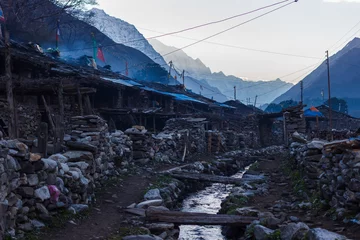 Crédence de cuisine en verre imprimé Manaslu Stone houses in the Manaslu valley against the backdrop of the mountains in the Himalayas