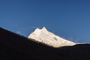 Met sneeuw bedekte bergtoppen verlicht door de dageraad in manaslu Himalaya
