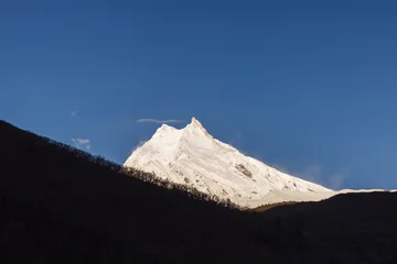 Fotobehang Manaslu Met sneeuw bedekte bergtoppen verlicht door de dageraad in manaslu Himalaya