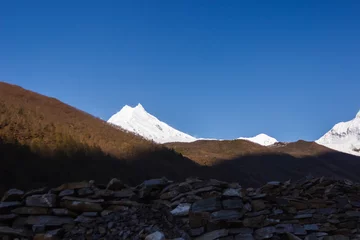 Photo sur Aluminium brossé Manaslu Snow-capped mountain peaks illuminated by dawn in manaslu Himalayas