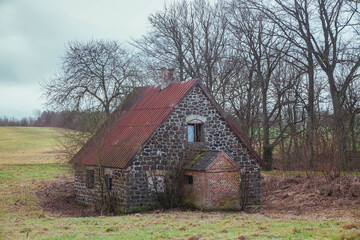 Obraz premium Old abandoned stone house in winter Denmark