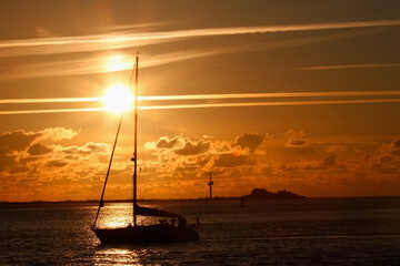 segeltörn in den Sonnenuntergang