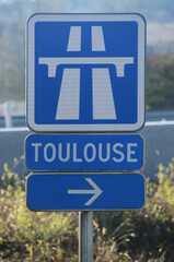 Panneau autoroute direction Toulouse, A61, Occitanie.
