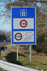 Panneau autoroute vitesse à 130, 110 par temps de pluie.
