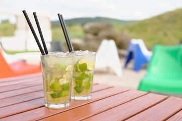 Sommer, Sonne, Strand mit Caipi, Caipirinha im Sand mit Strohhalm