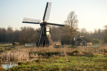 Fototapeta na wymiar dutch windmill in Giethoorn
