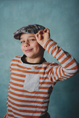 zabawny młody chłopak w czapce - obrazy, fototapety, plakaty