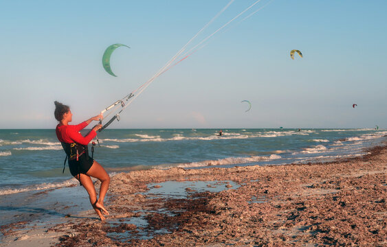 Kite Surfing - Beginners' Lesson - Anfängerstunde, Woman Exercising Dry Training 