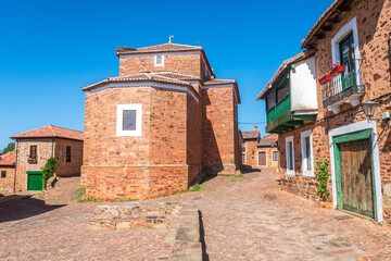 Fototapeta na wymiar street view of castrillo de los polvazares maragato town, Spain