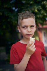 młody chłopak zjada loda
