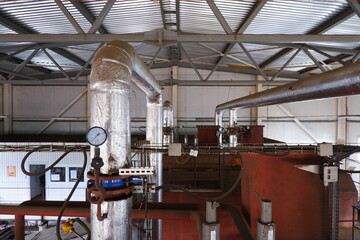 Трубы большого диаметра в теплоизоляции в цехе промышленного предприятия