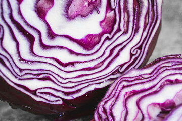 Obraz premium Close-up of a sliced raw red cabbage