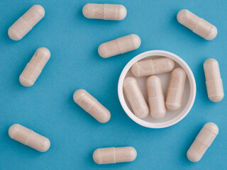 Saccharomyces boulardii capsules in a cap with other capsules around them.