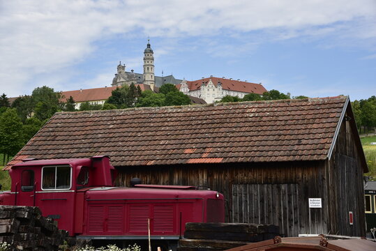H&auml;rtsfeld Museumseisenbahn am Bahnhof Nerseheim mit Schwellen, R&auml;der, Lok, Puffer