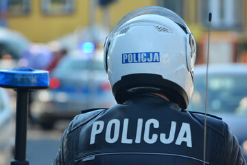 Policjanci na motocyklu podczas kontroli ruchu drogowego w mieście na drogach.