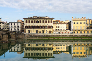 Fototapeta na wymiar The palaces on the banks of the Arno River in Florence, Italy